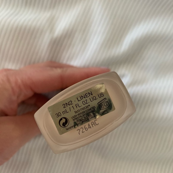 Laura Mercier Foundation in 2N2 Linen - Picture 3 of 5